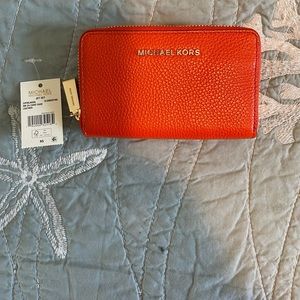compact zip-around
pebbled leather wallet/card case